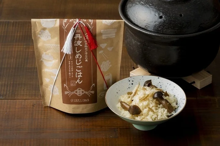 丹波しめじごはんの素と、土鍋で炊いた丹波しめじごはん。