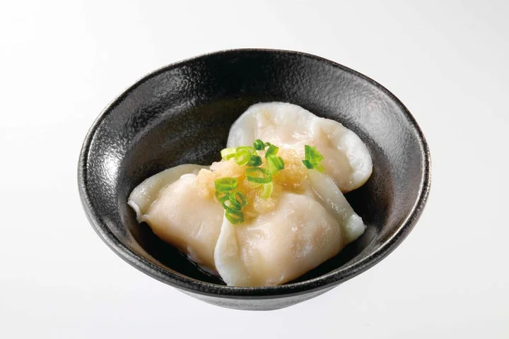 葱生姜醤がかかった水餃子