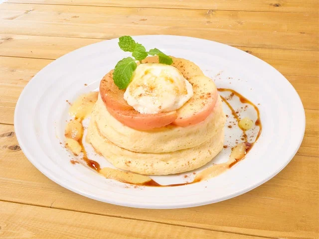 焼きりんごをトッピングしたブリュレリコッタパンケーキ（ジャストサイズ）