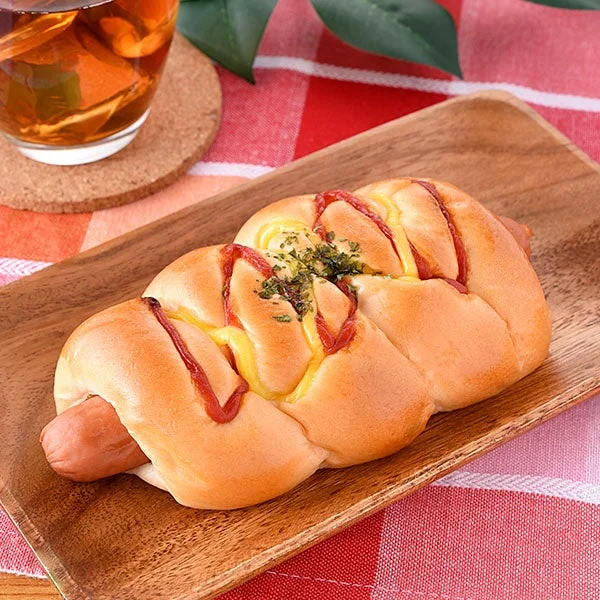フランクロール。ソーセージをパンで巻き、ケチャップとマスタードをトッピングした惣菜パン。