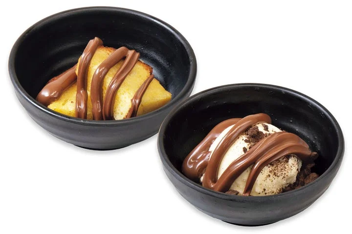 ヌテラがトッピングされたパウンドケーキとバニラアイス