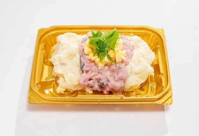 パッケージ容器に入ったしば漬けタルタルポテサラ
