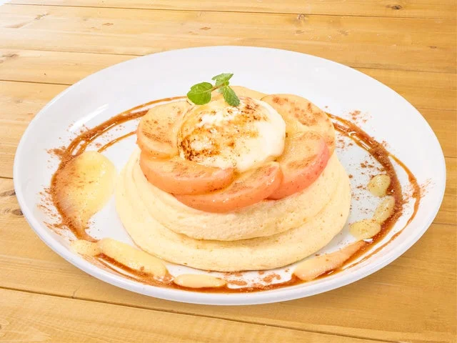 焼きりんごをトッピングしたブリュレリコッタパンケーキ（通常サイズ）
