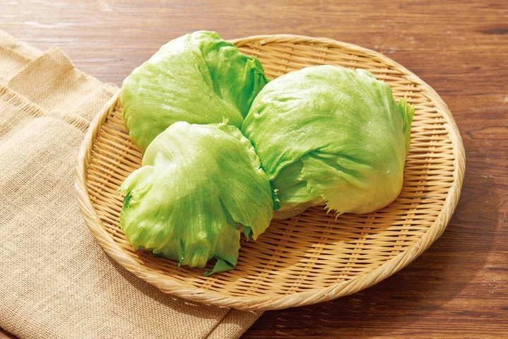 竹ざるに盛られた新鮮なレタスの葉