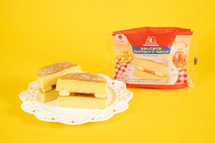 ホットケーキ風サンドの切り口と森永製菓パッケージ