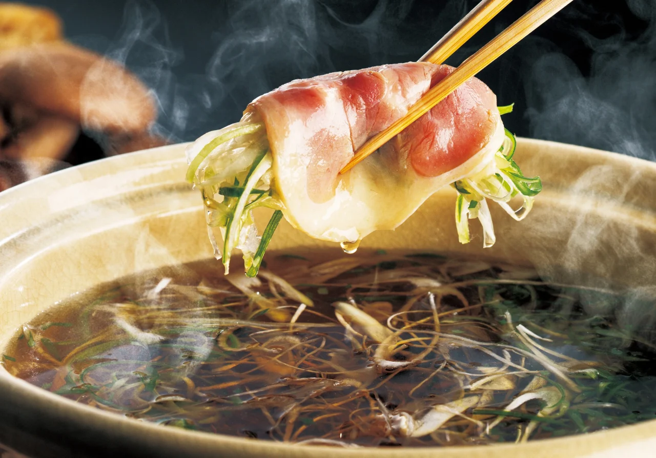 初代極みだしで鴨肉と旬の葱盛りをくぐらせる鴨しゃぶ