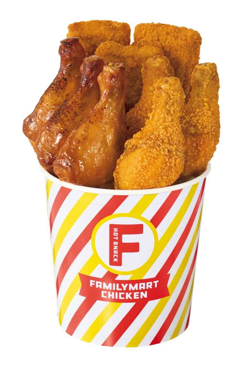 3種チキンのパーティーセット。カップにローストチキンレッグ、プレミアムチキン、ファミチキを盛り付けた外観。