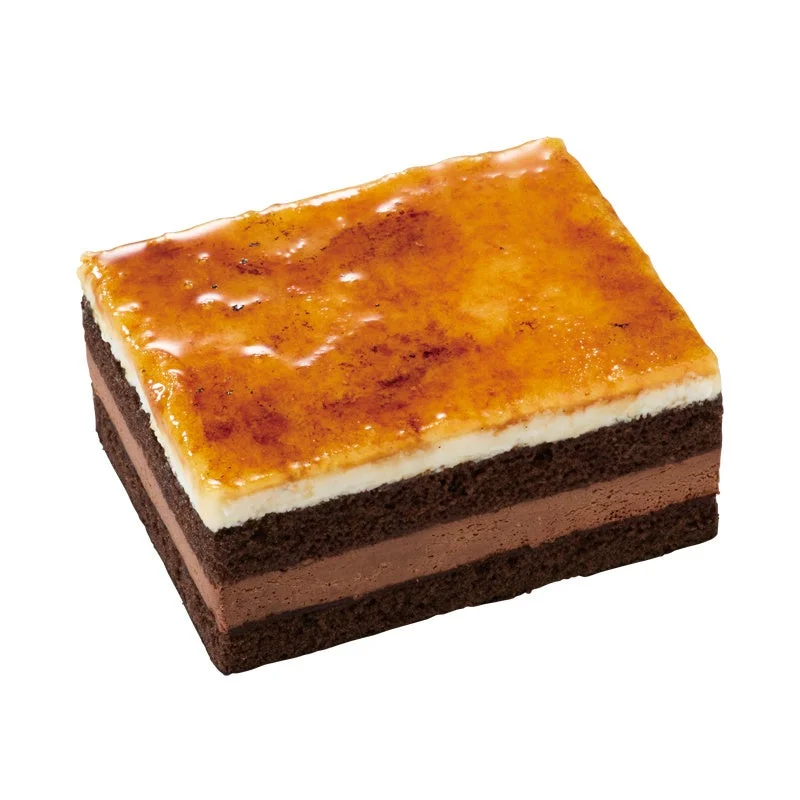 ブリュレショコラケーキの断面。チョコ生地とクリーム、キャラメル層が重なる