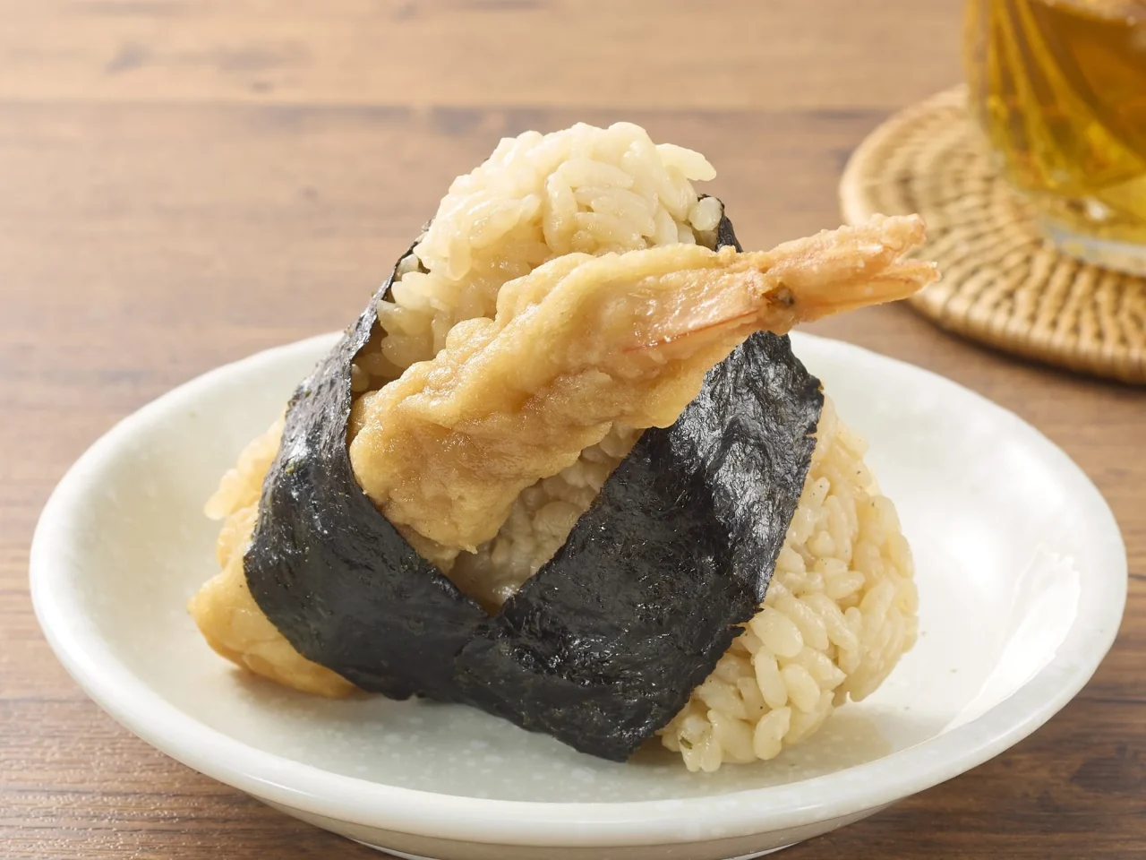 海老天むす。海老天とご飯のおにぎりが写るイメージ画像