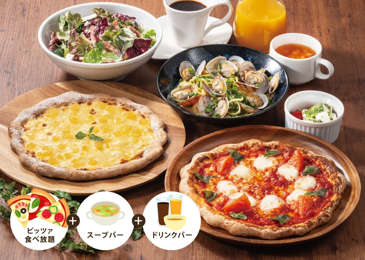 グラッチェガーデンズのピッツァ食べ放題セット。ピッツァ2種、サラダ、スープ、ドリンクを木製テーブルに配置。