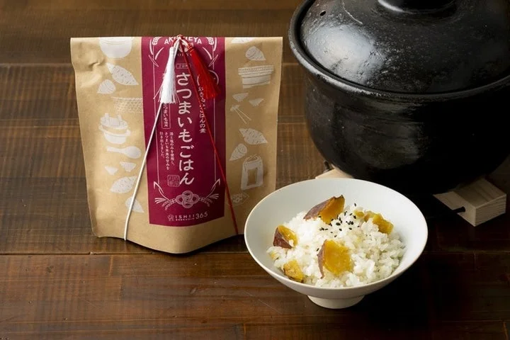 さつまいもごはんの素と、土鍋で炊いたさつまいもごはん。