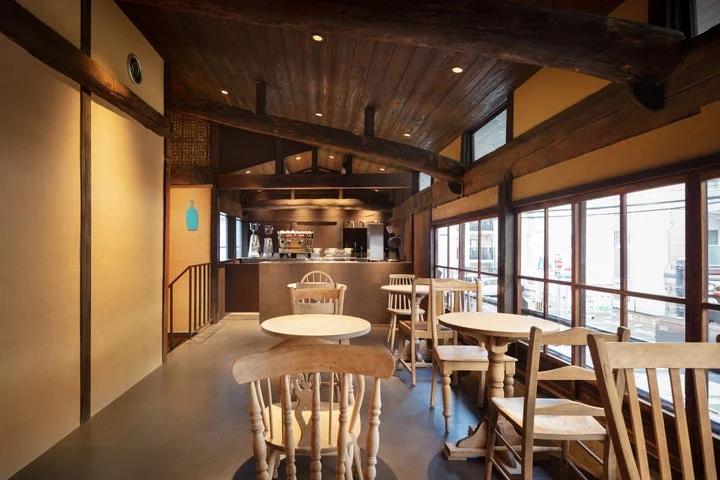 アンティーク家具が配された京都六角カフェの店内