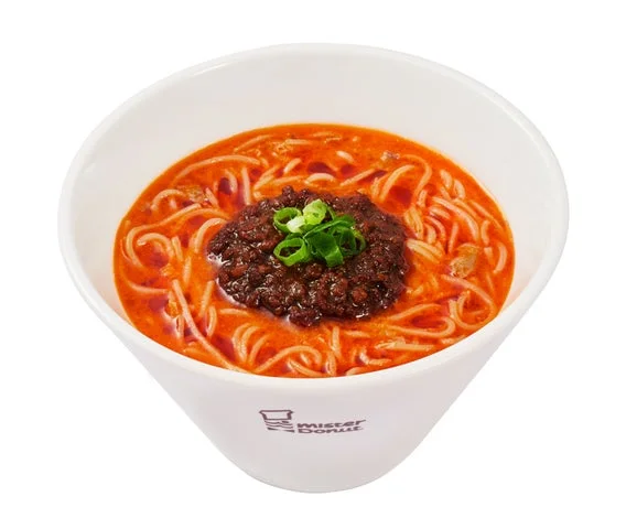 白い丼に入った四川担々麺。赤いスープに細麺と肉味噌、刻みネギが乗っている。