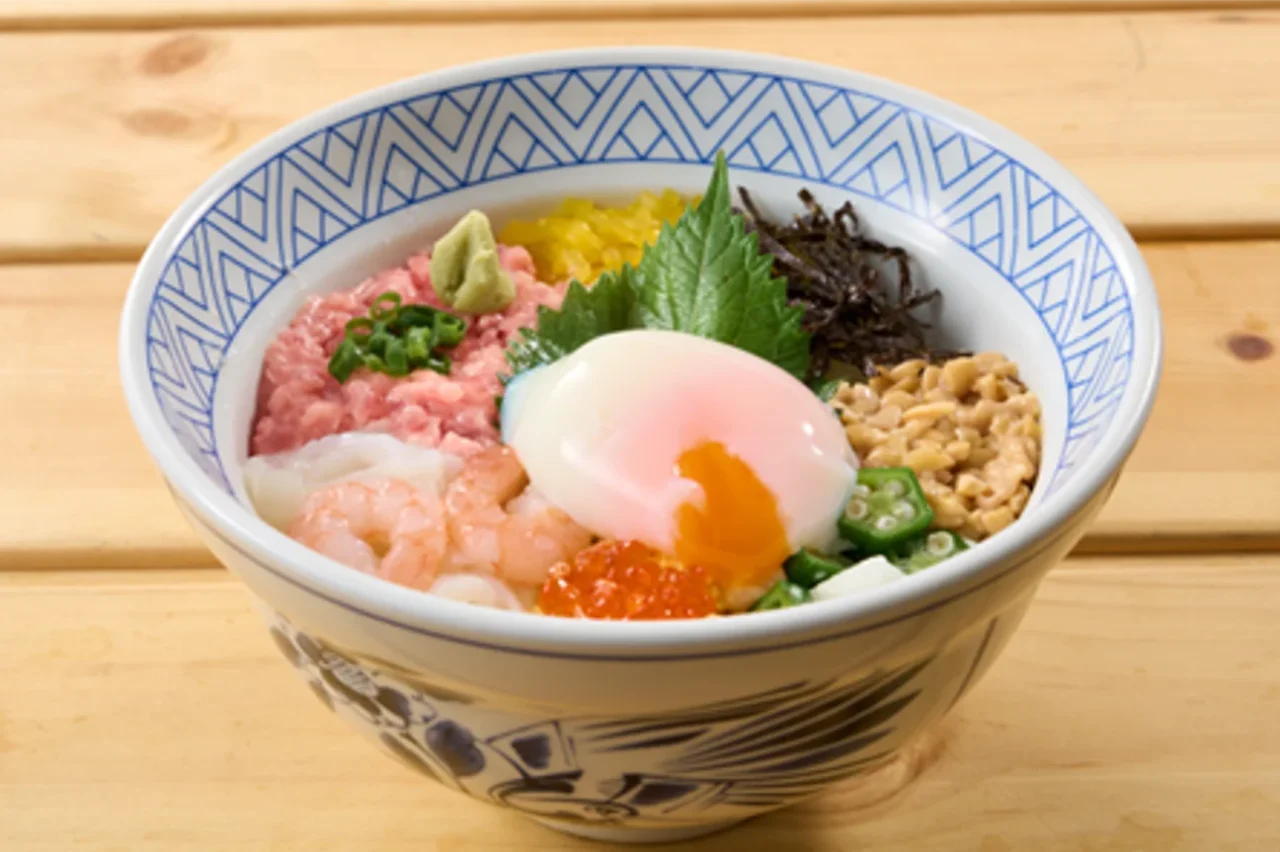 夢庵うまか丼。半熟卵や具材が盛り付けられた丼ぶり