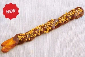 チョコクランチがトッピングされたクロワッサンスティック