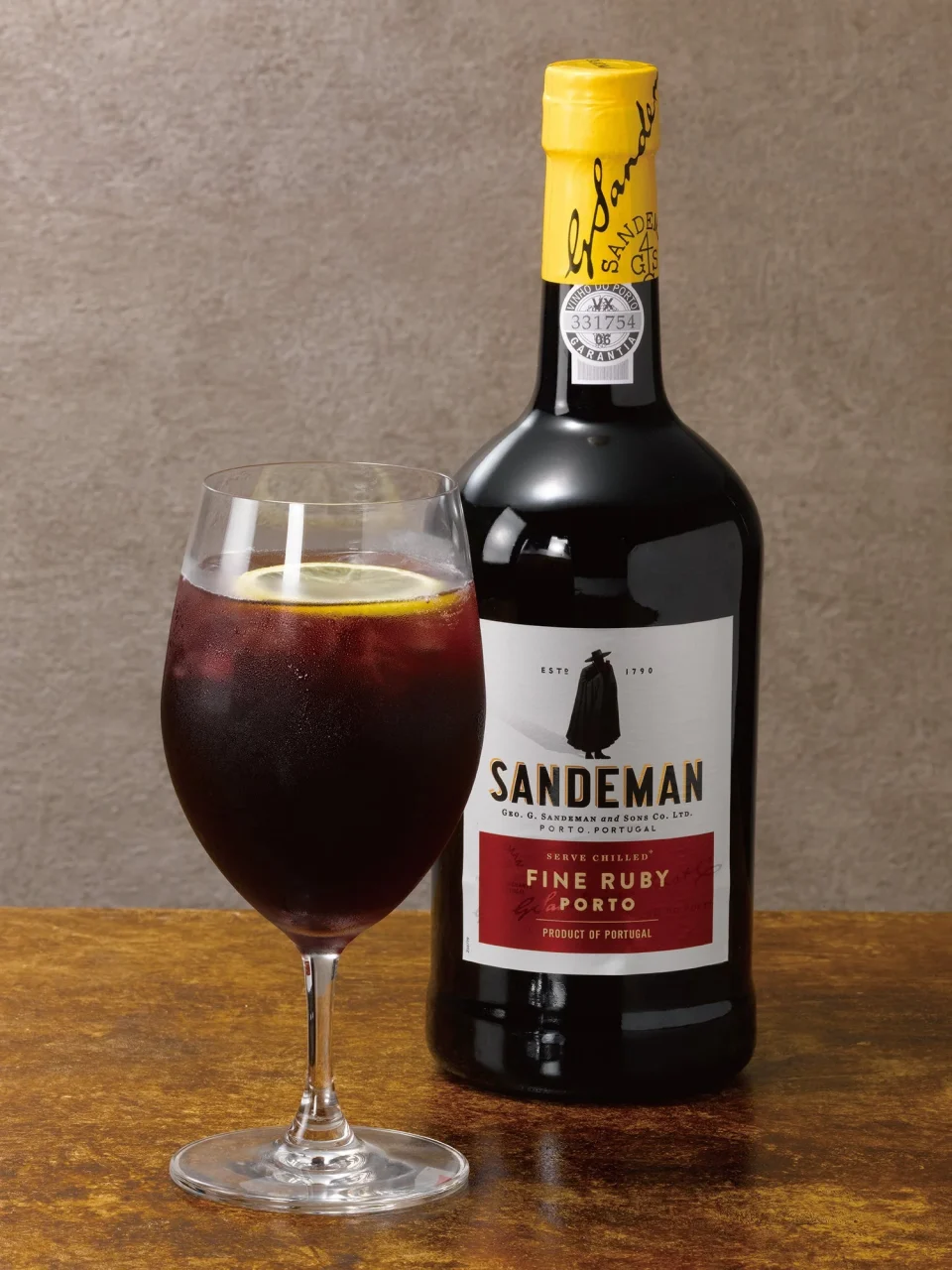 ルビーポートサワーとサンデマンルビーポートのボトル