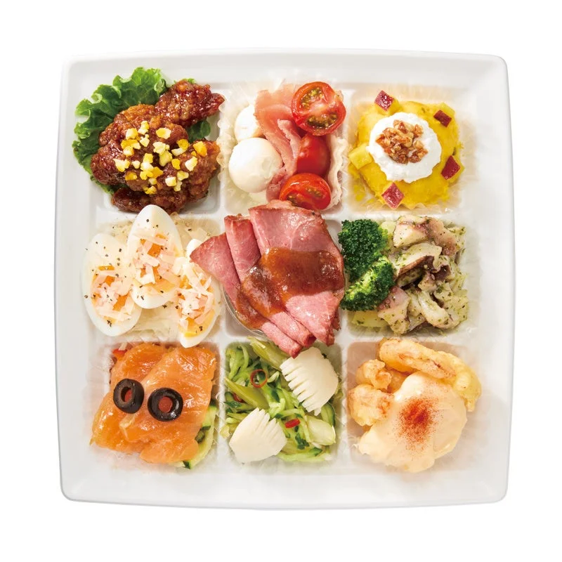 オードブル・チキンの盛り合わせ。チキン、ローストビーフ、海老、サーモン、野菜など多彩な食材が白いトレイに並ぶ