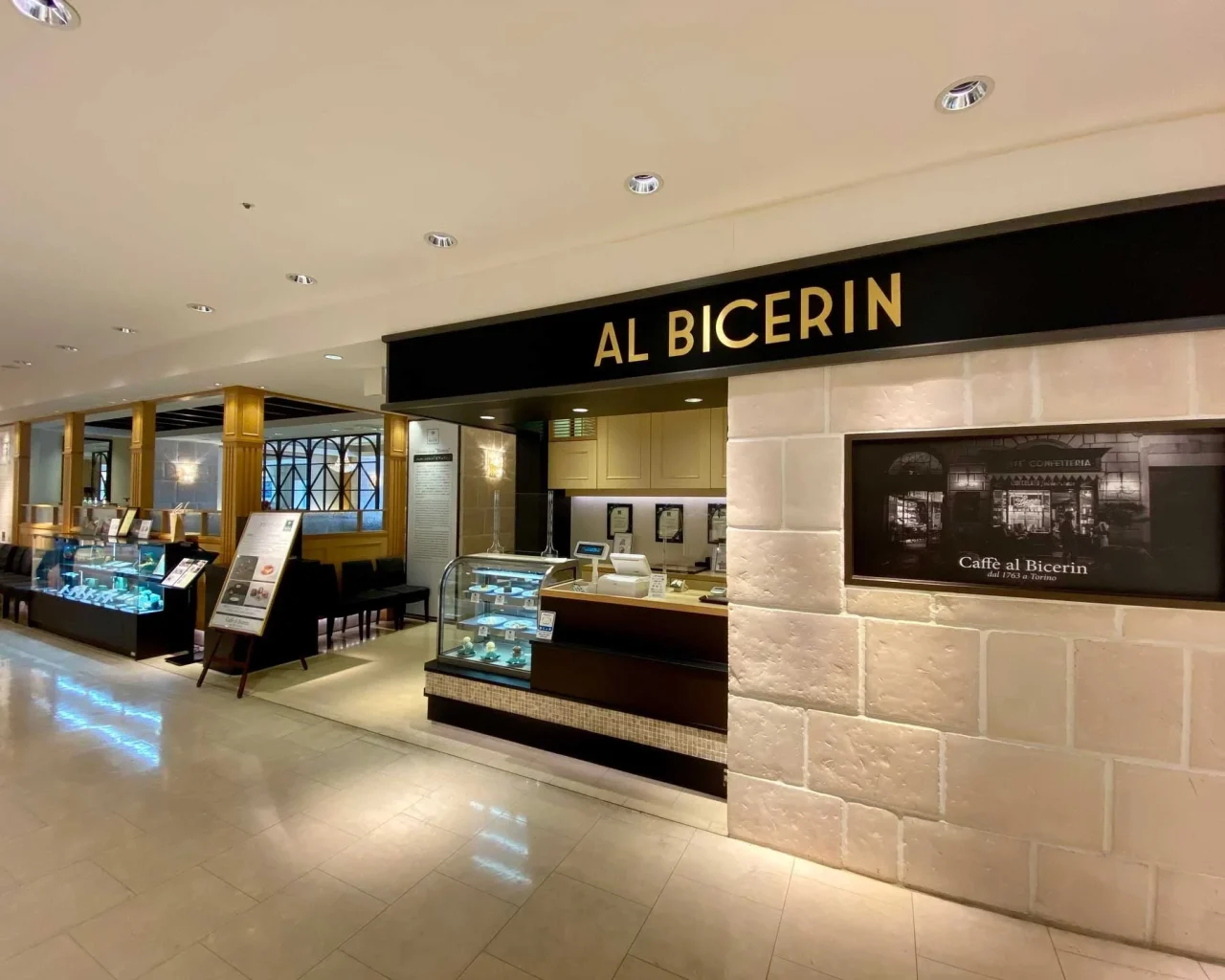 博多阪急店の店内。AL BICERINの看板と商品陳列棚が写る。