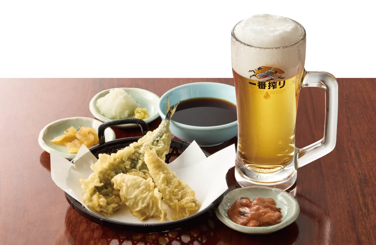 天ぷら盛り合わせと塩辛、生ビールが並ぶちょい飲み 秋の生ビールセット