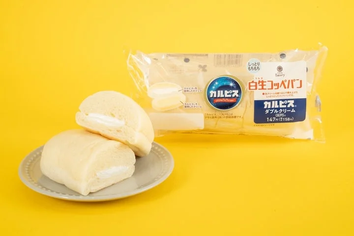 白生コッペパン（カルピスダブルクリーム）の断面とパッケージ