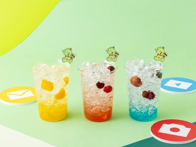 メメル型ピック付きの3色の炭酸ドリンクとコースター