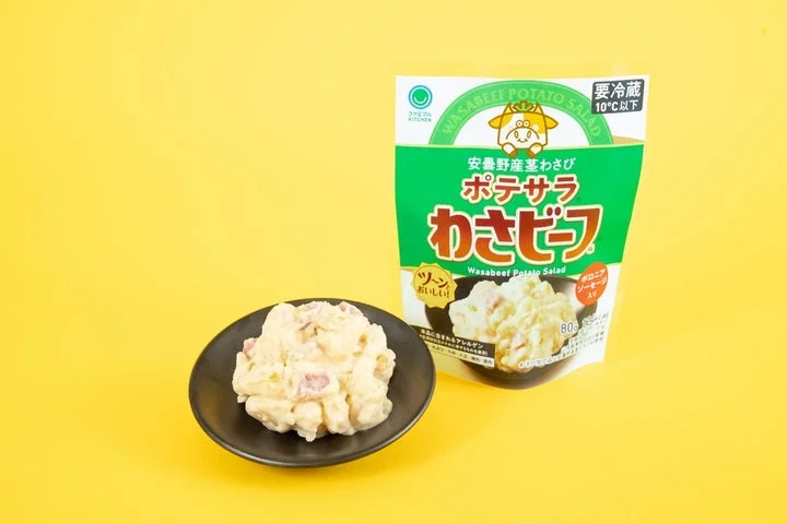 ポテサラ わさビーフ味の袋と、黒皿に盛られたポテトサラダ