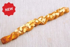 アーモンドスライスがトッピングされたキャラメル味のクロワッサンスティック