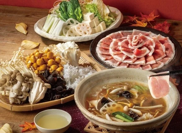 しゃぶ葉の鴨しゃぶ食べ放題コースの鍋と肉・野菜の具材