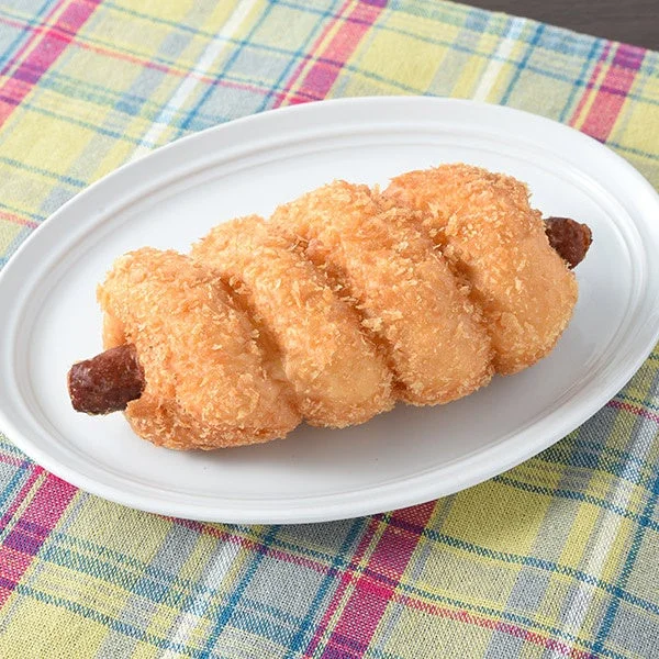 手巻きソーセージドーナツ。ソーセージに生地を巻き揚げた惣菜パン
