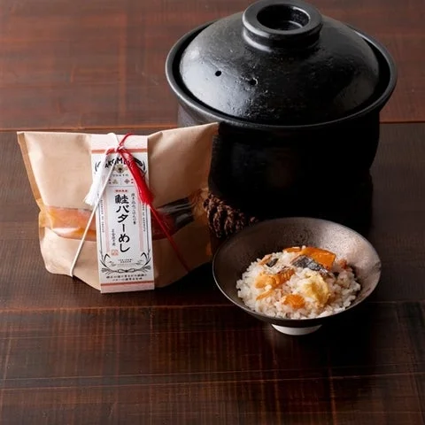 宮城県産 鮭バターめしの素と、土鍋で炊いた鮭バターめし。