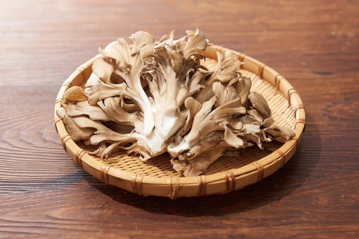 竹ざるに盛られた完熟舞茸