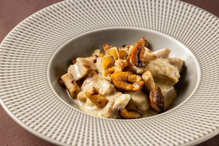 鶏肉や栗が入った煮込み料理