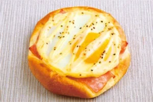 ベーコンと卵がのった月見ベーコンパン