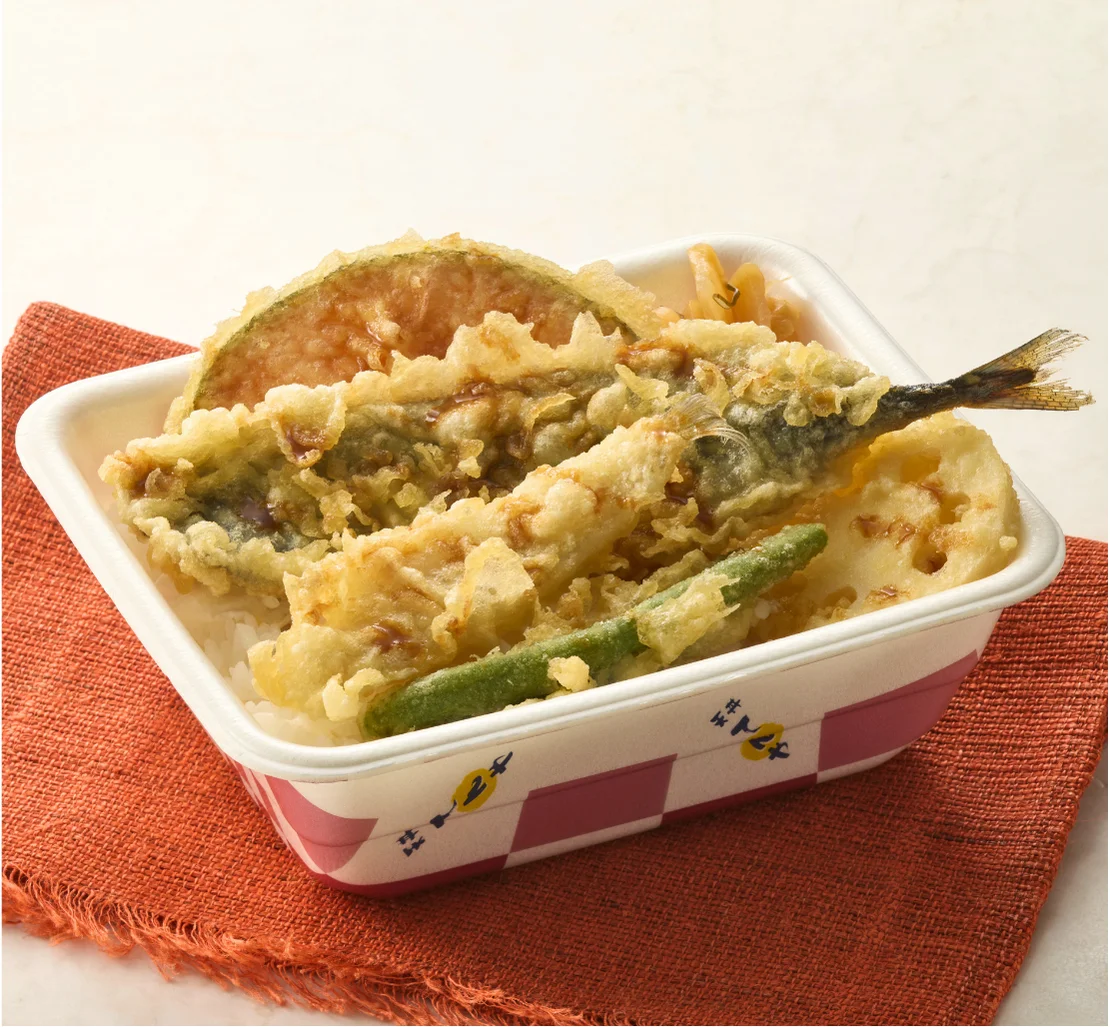 秋刀魚ときすの天丼弁当。秋刀魚や野菜の天ぷらが盛られたお弁当