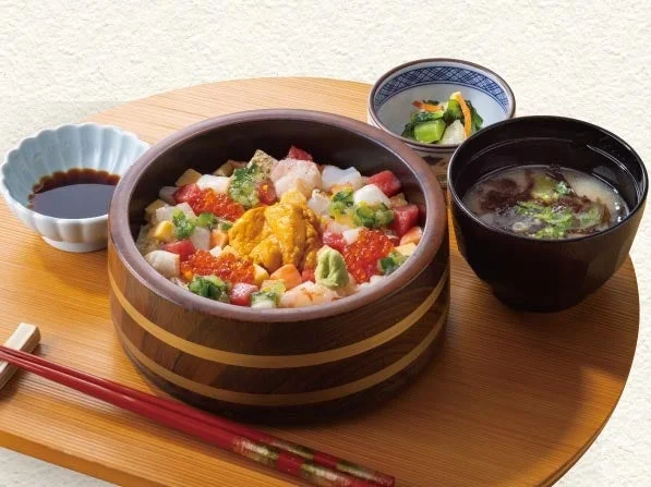 藍屋の口福ばらちらし。木製容器に具材を盛り付け、汁物と小鉢を添えた和食のセット。