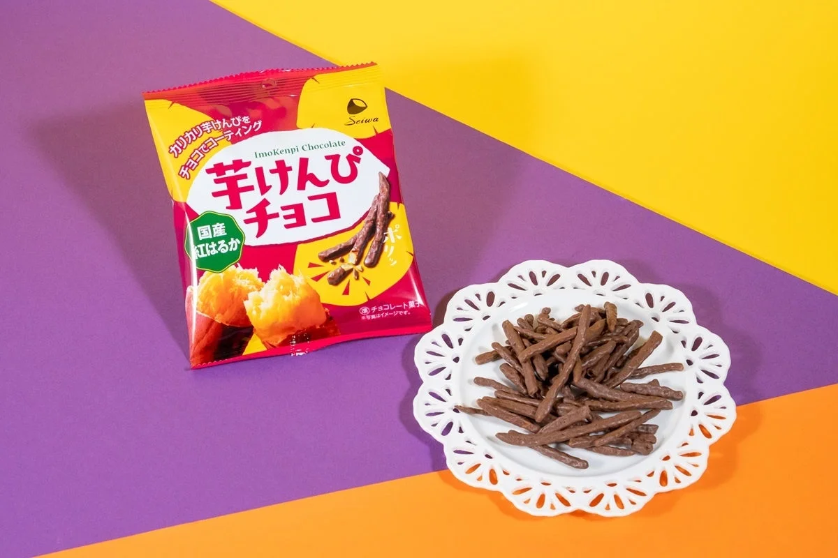 芋けんぴチョコのパッケージと、白い皿に盛られた細長いチョココーティングの芋けんぴ