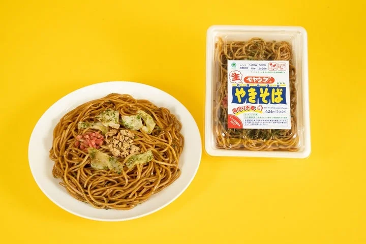 生ペヤングソースやきそばの調理例とパッケージ