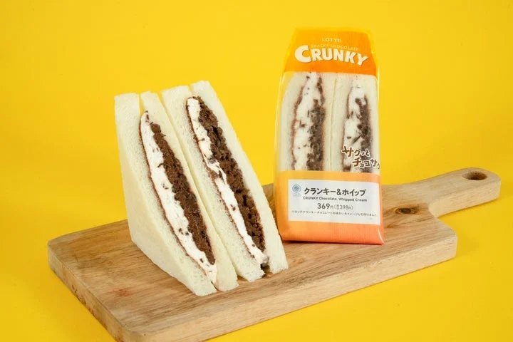 木製ボードに並べられたクランキー＆ホイップサンドとパッケージ