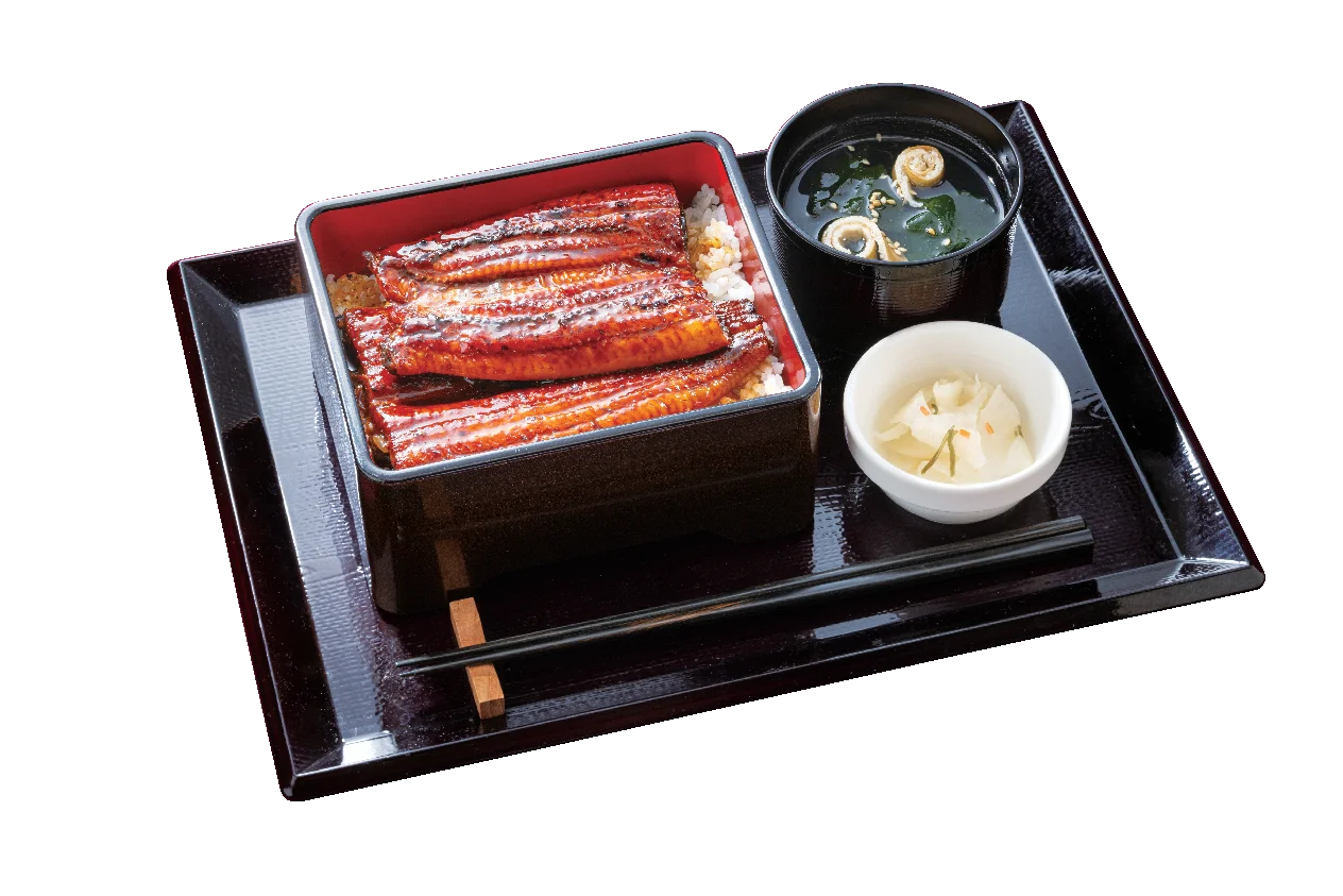 うな重 うなぎ2倍（味噌汁・漬物付き）の黒い重箱と味噌汁、漬物