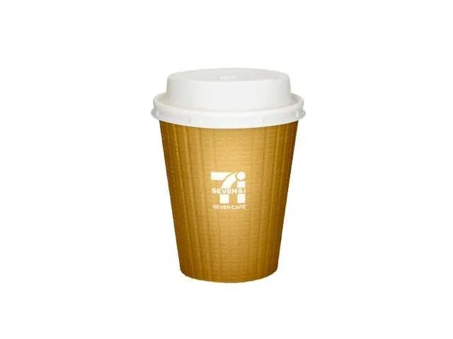 セブンカフェのロゴが入った紙コップに入ったカフェラテ