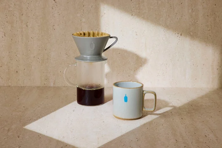 ドリッパーとマグカップで淹れたコーヒー