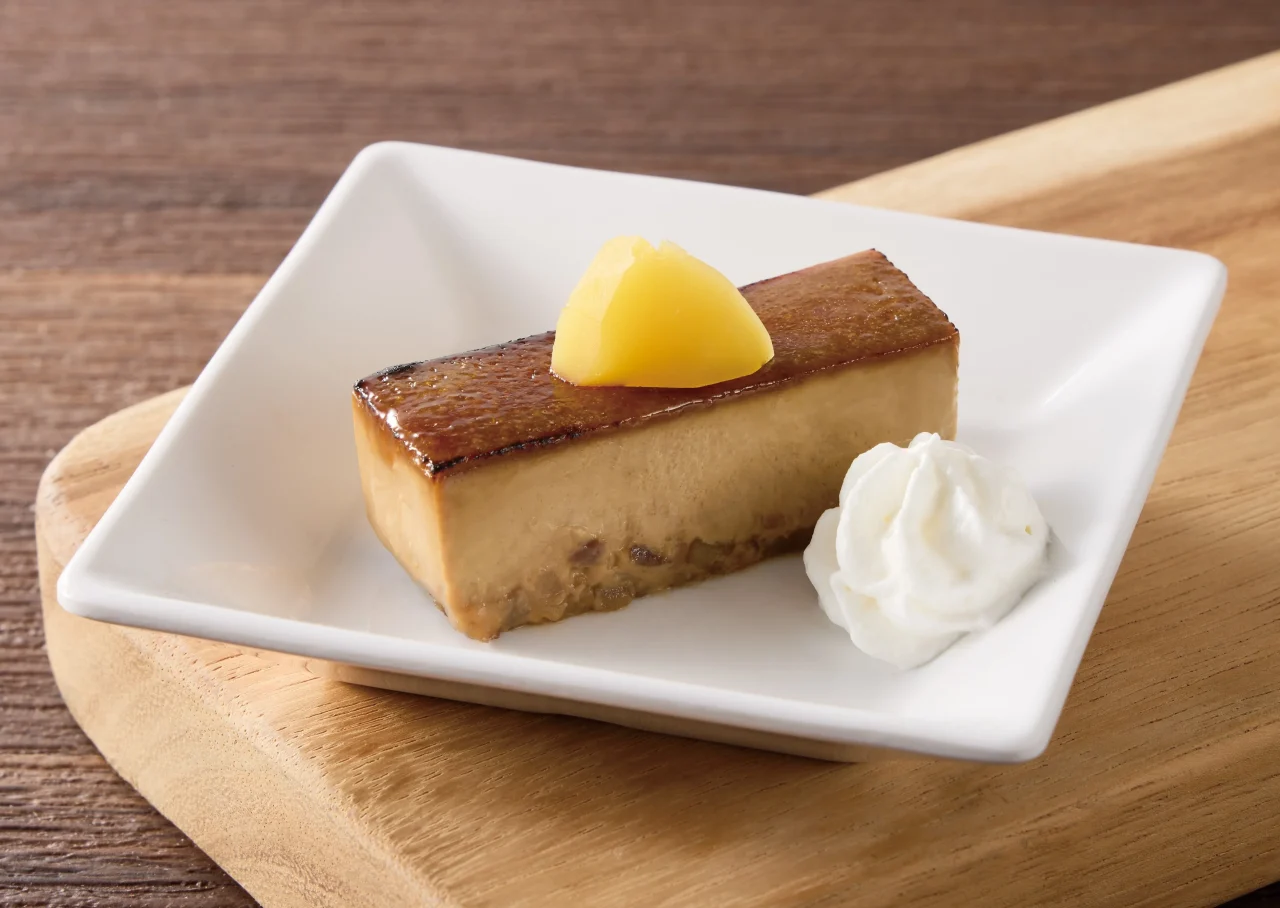 栗のカタラーナ。表面がカラメリゼされたデザートとクリーム