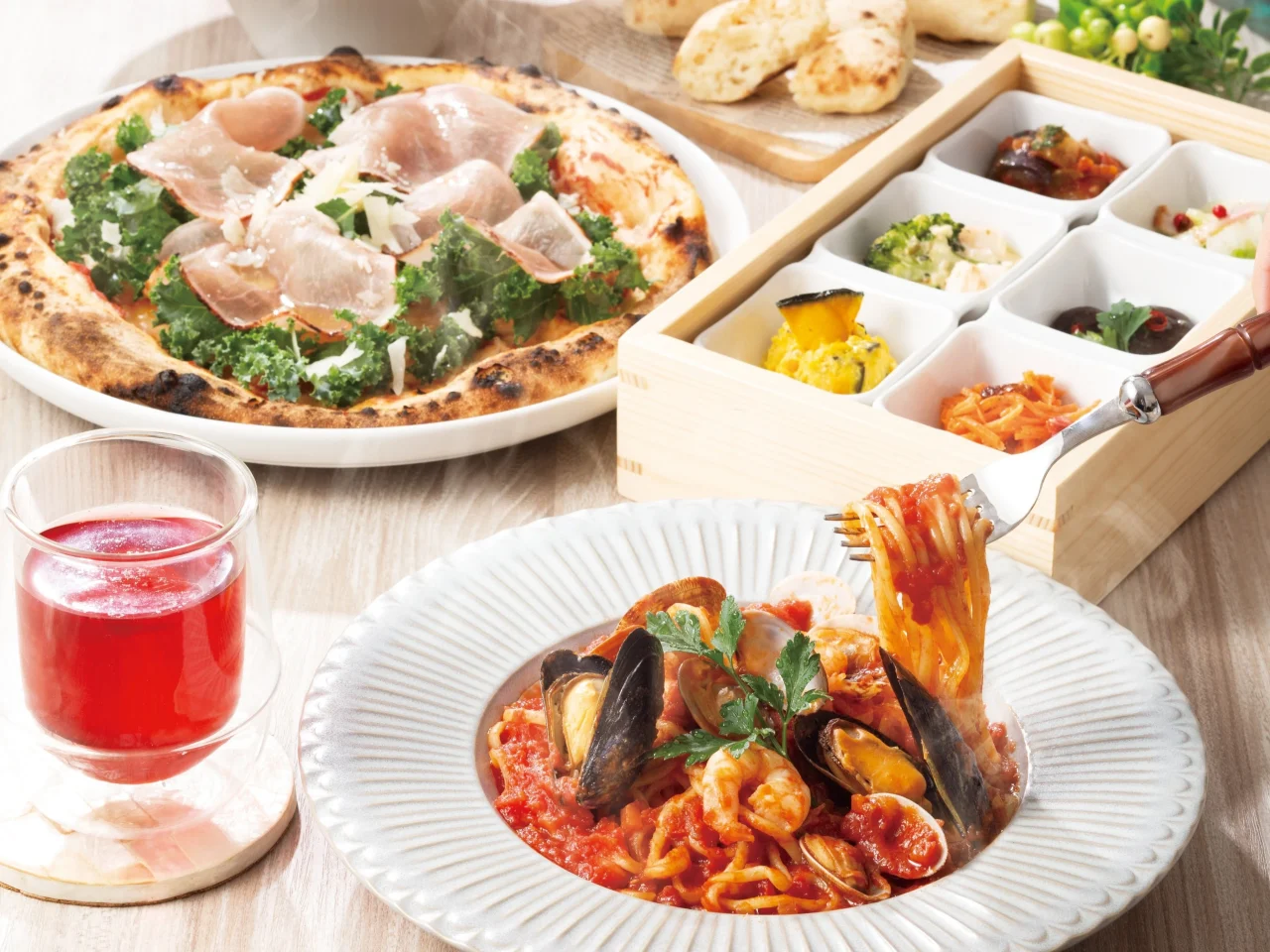 ペルティカのピザ、パスタ、小鉢料理、飲み物のセット