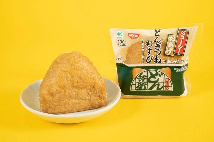 どんぎつねむすびの本体とパッケージが並ぶ商品写真