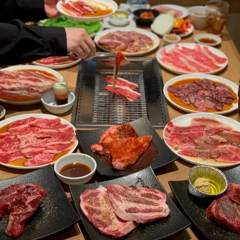 焼肉食べ放題の肉盛り合わせ