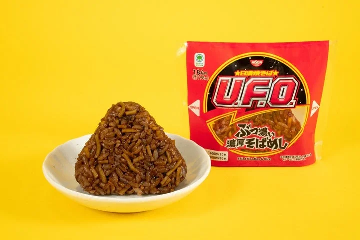 白い皿に盛られたそばめしと、日清焼そばU.F.O.の赤いパッケージ