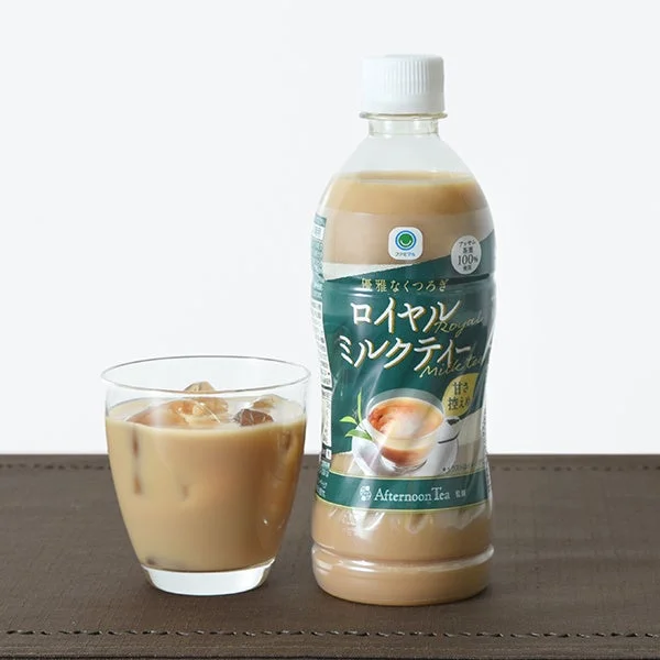 Afternoon Tea監修 ロイヤルミルクティー 500mlのボトルと、氷入りのグラスが並ぶ商品写真