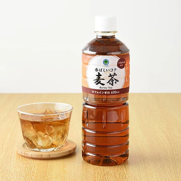 ファミマル 麦茶 600mlのペットボトルと、氷入りのグラス