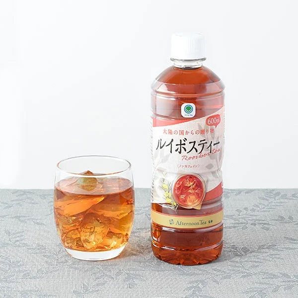 Afternoon Tea監修 ルイボスティー600mlのボトルと、グラスに注がれた琥珀色の液体