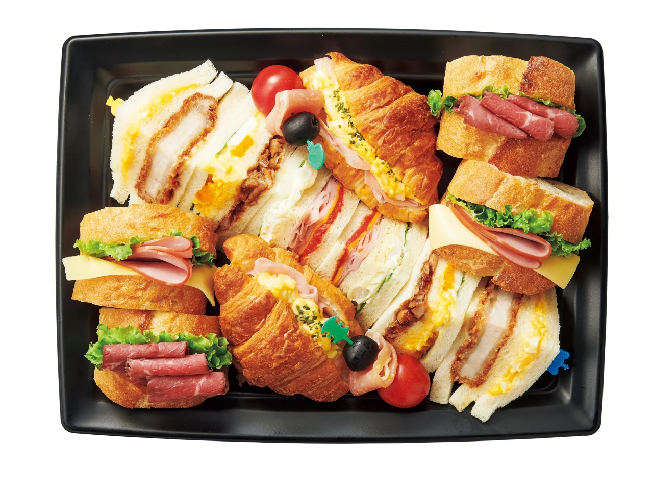 パーティーサンドセット。黒い長方形の皿に、クロワッサンや食パンなどを使ったサンドイッチが複数盛り付けられています。